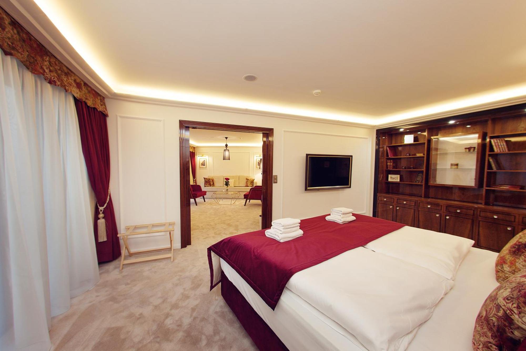 Hotel Zlaty Klucik - Golden Key With Luxury Spa Nitra Bagian luar foto