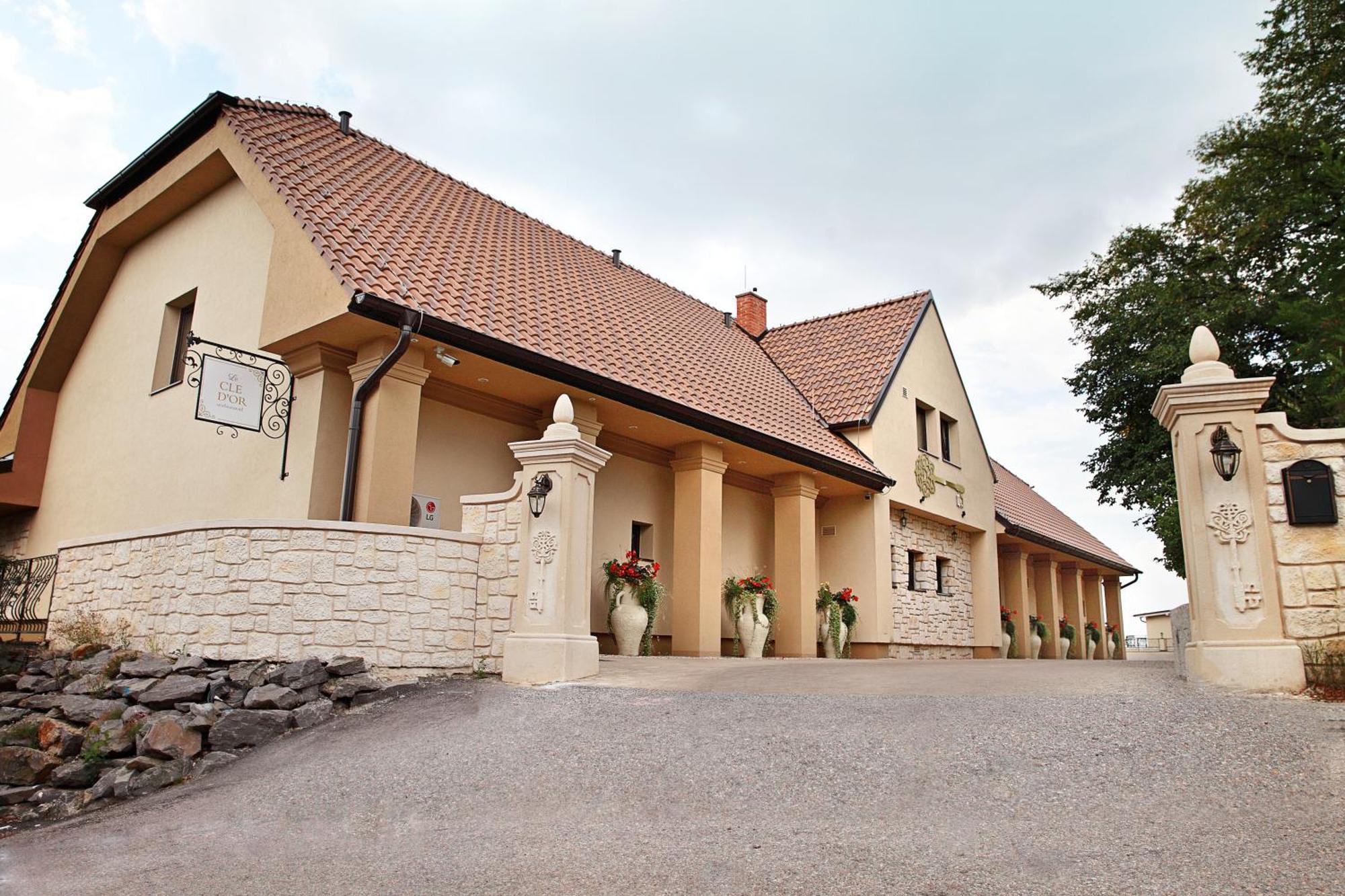 Hotel Zlaty Klucik - Golden Key With Luxury Spa Nitra Bagian luar foto