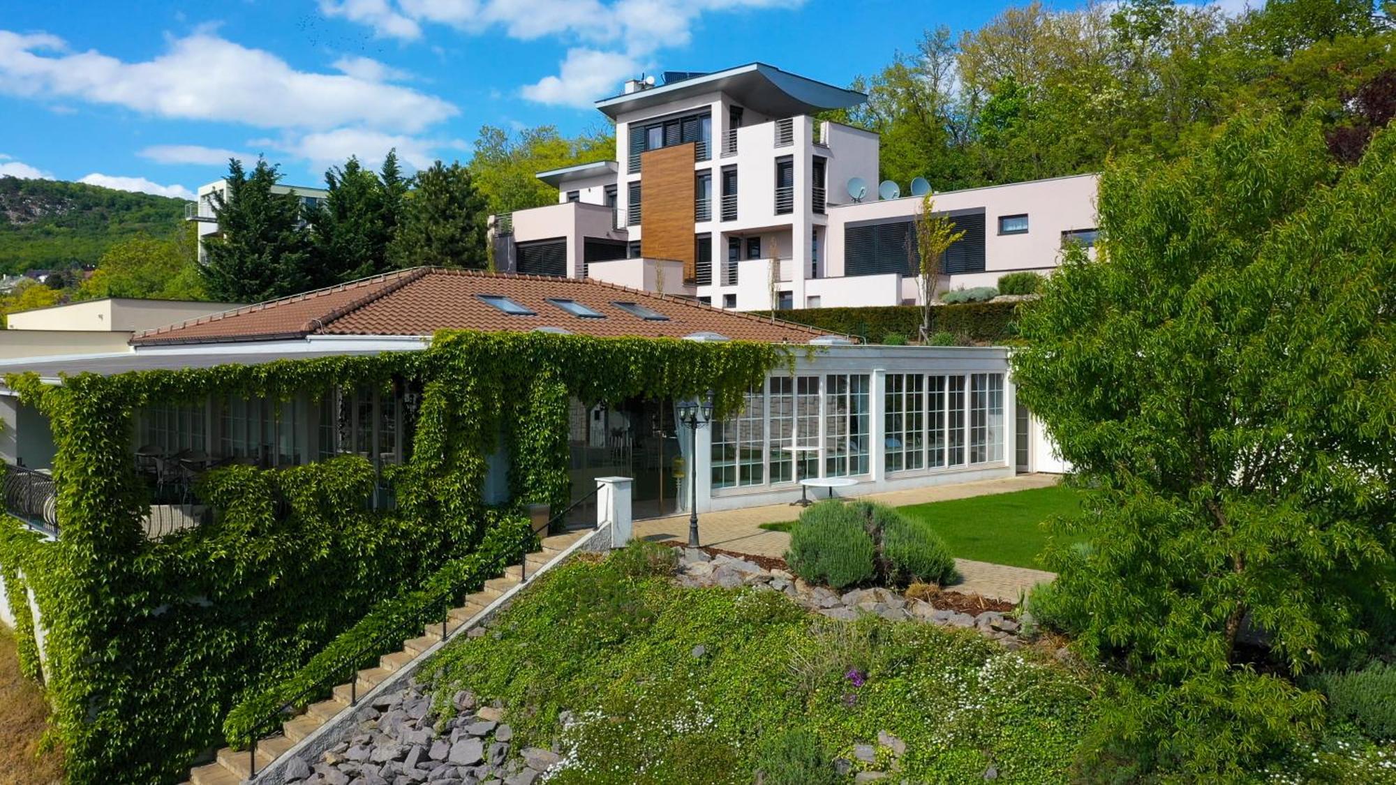 Hotel Zlaty Klucik - Golden Key With Luxury Spa Nitra Bagian luar foto